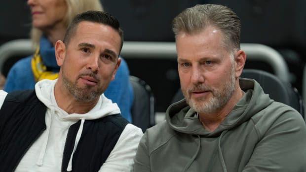 Packers coach Matt LaFleur and Bears coach Matt Eberflus sit court side at a Marquette basketball game.